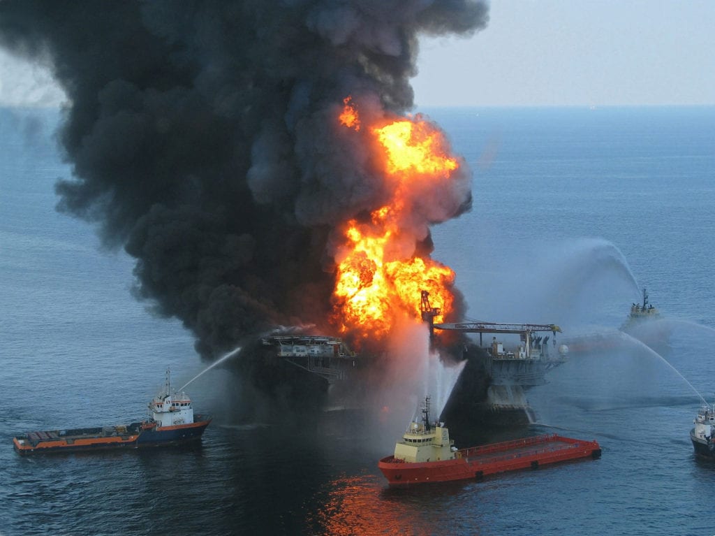 Deepwater Horizon offshore drilling unit on fire 2010 Sinekritik: Büyük Felaket (Deepwater Horizon)